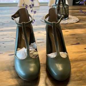 Beautiful pair of Seychelles heels with the perfect vintage touch!!